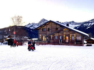 Pied des pistes, à 50 m de la télécabine pour "l'Espace Diamant"